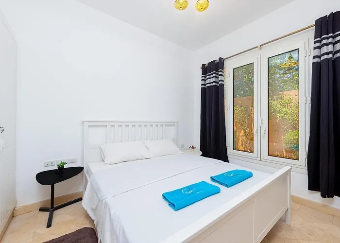 Townhouse With Roof Terrace,balcony And Large Pool *