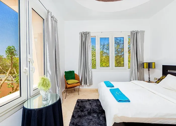 Townhouse With Roof Terrace,balcony And Large Pool Appartamento *