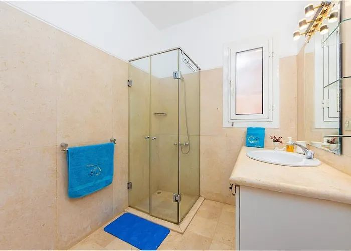 Townhouse With Roof Terrace,balcony And Large Pool