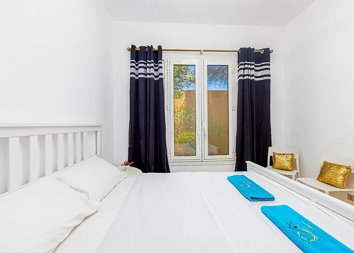 Appartamento Townhouse With Roof Terrace,balcony And Large Pool